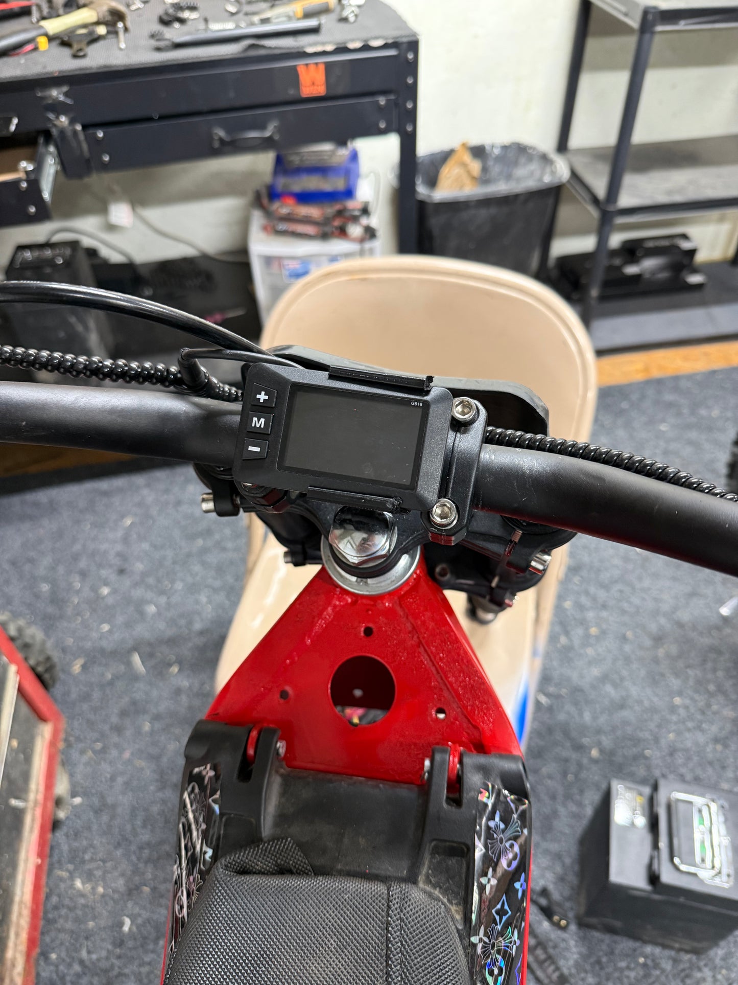 yozma in 10 display mount